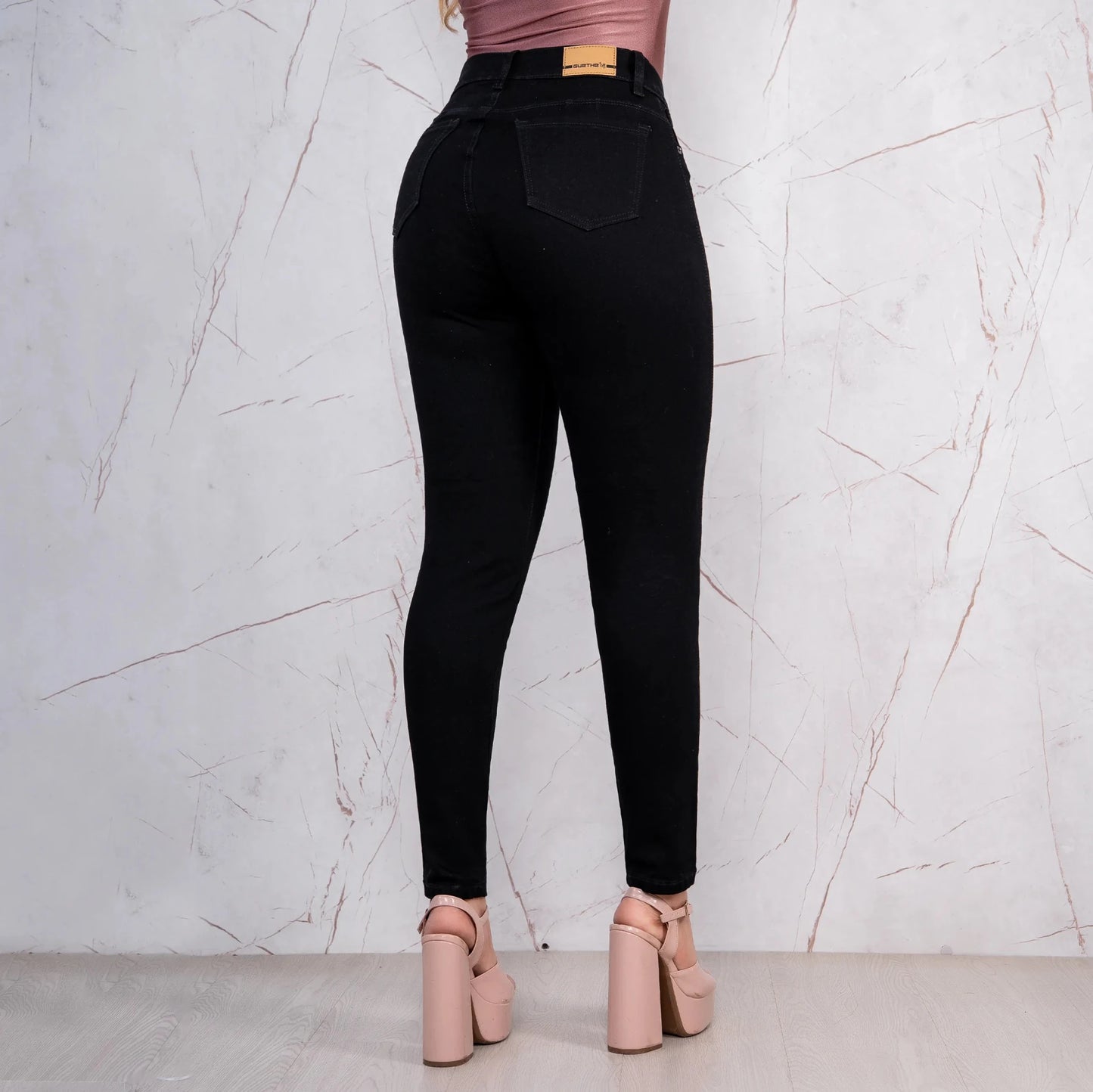 Jeans Skinny Push Up Tiro Alto Negro L6061 - Guethe08 | Fábrica de Jeans